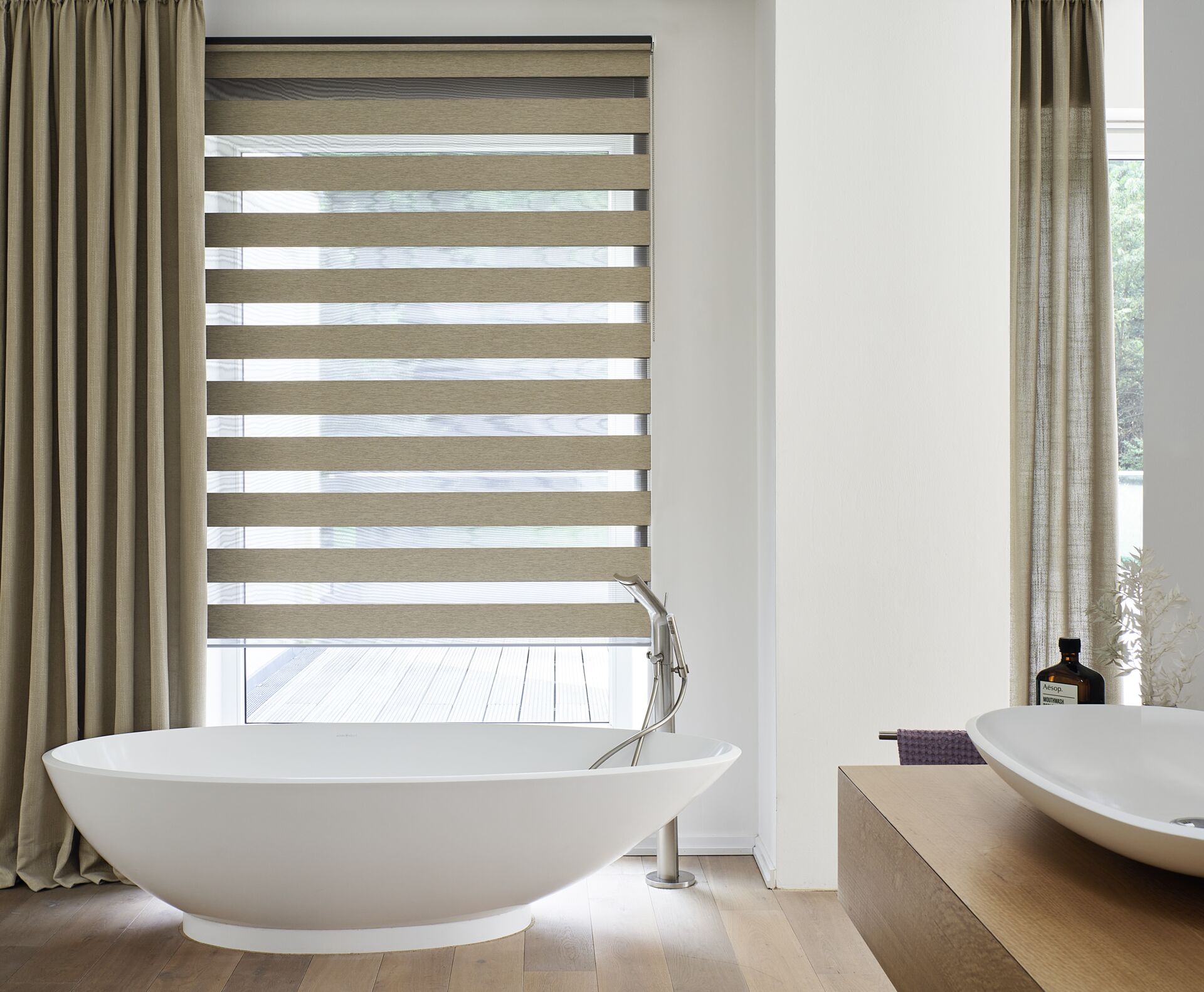 Doppelrollo über der Badewanne am Fenster