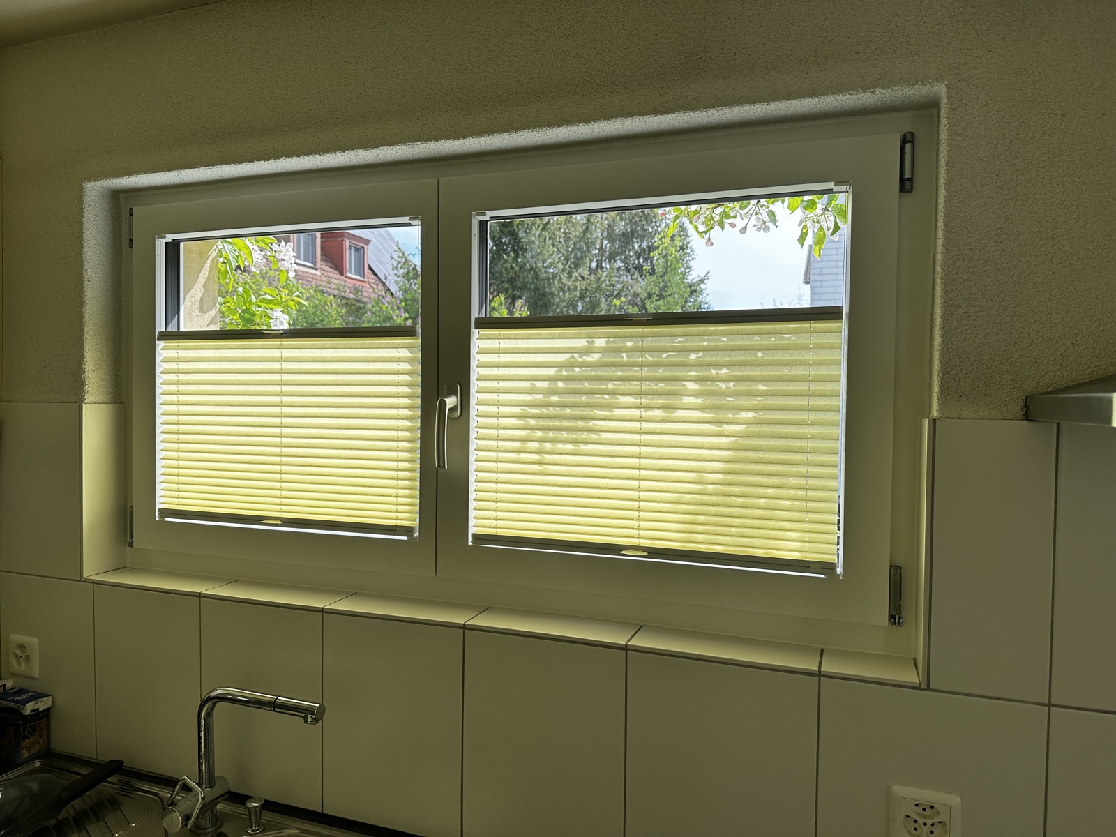 Küchenfenster mit gelbem Plissee nach Mass – nachher