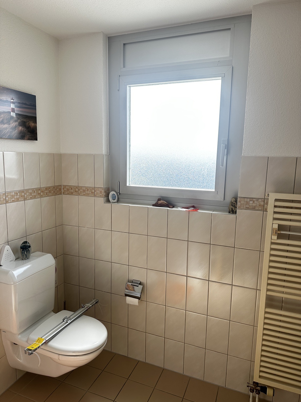 Badezimmerfenster ohne Sicht- und Sonnenschutz – vorher