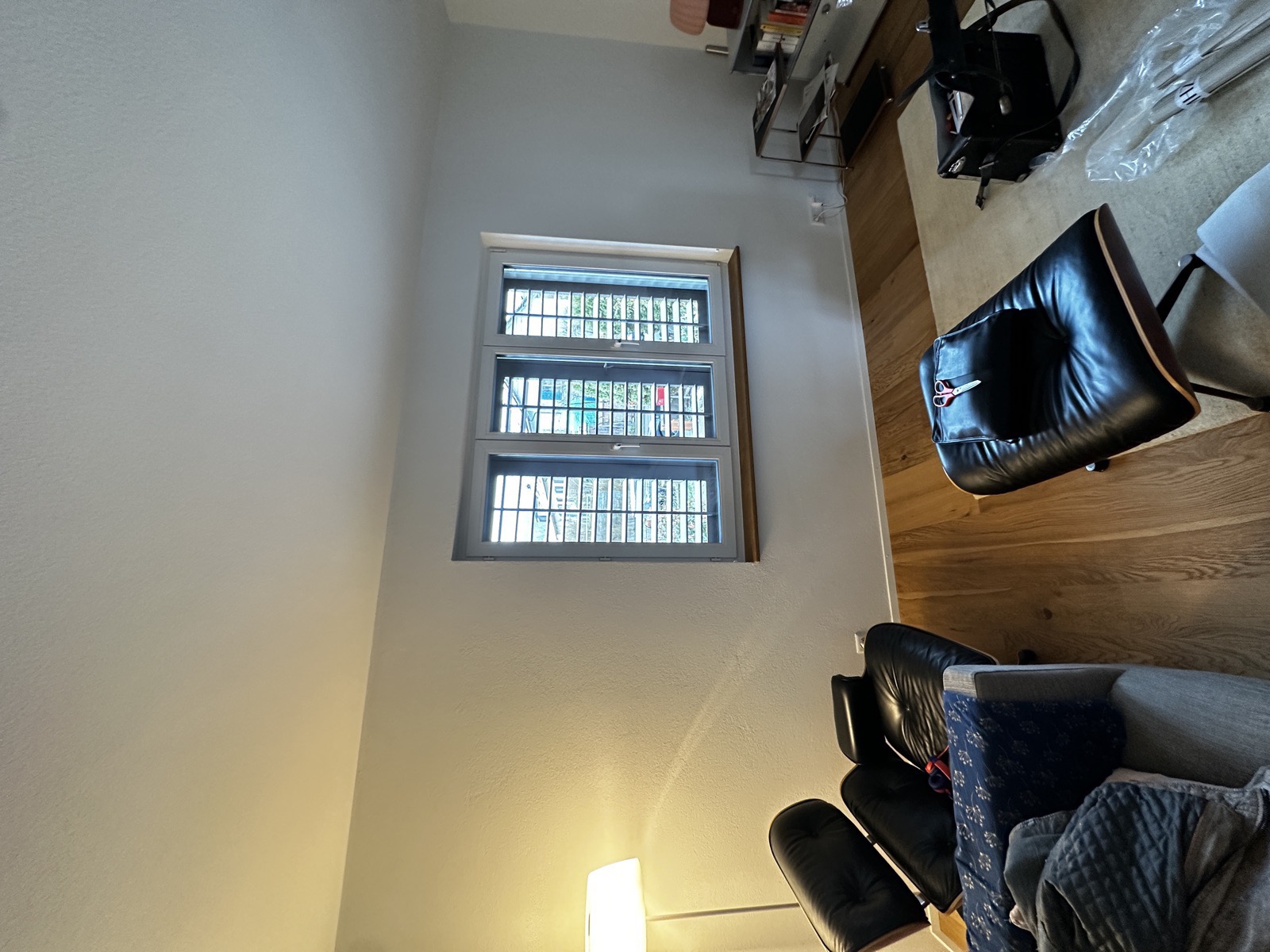 Wohnzimmer mit nacktem Fenster ohne Sichtschutz – vorher