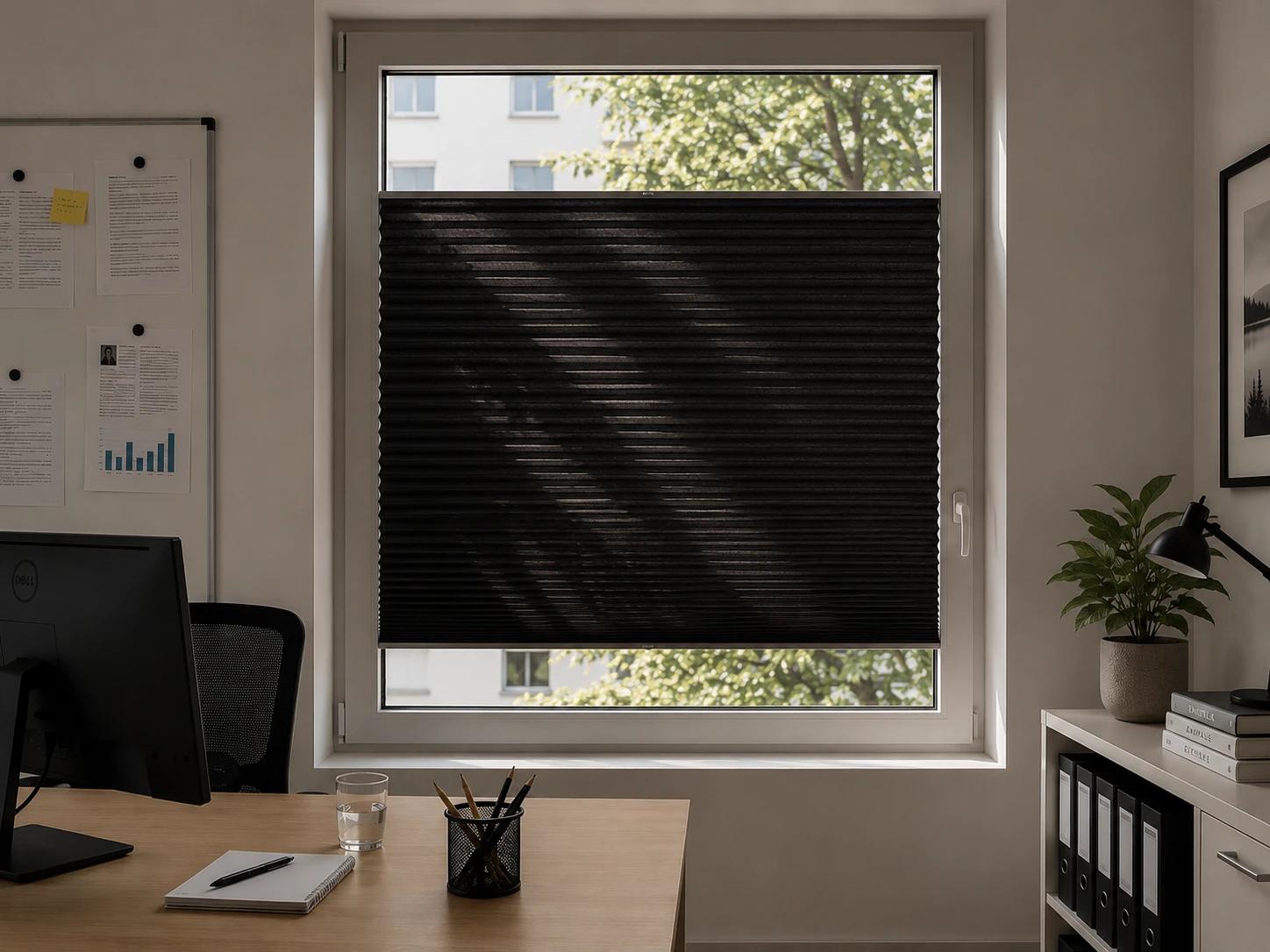 Plissee anthrazit am Fenster montiert