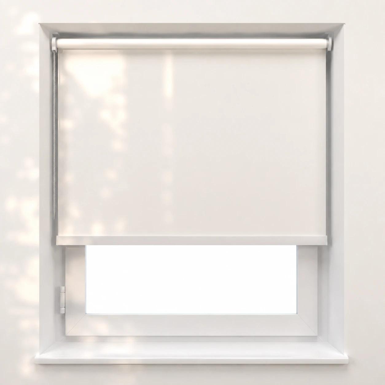 Rollo an der Decke montiert — die Stoffbahn hängt vor dem ganzen Fenster.