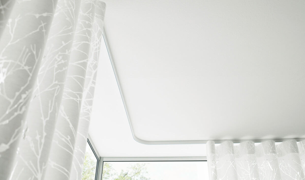 Dezente Vorhangschiene an der Decke