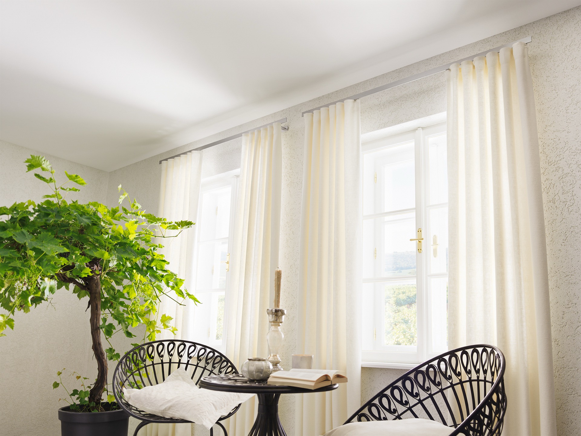 Vorhang im Wohnraum mit weichem Tageslicht