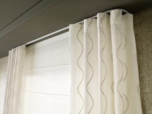 Vorhang mit gleichmässigem Wellenfall an einer dezenten Aluschiene an der Decke