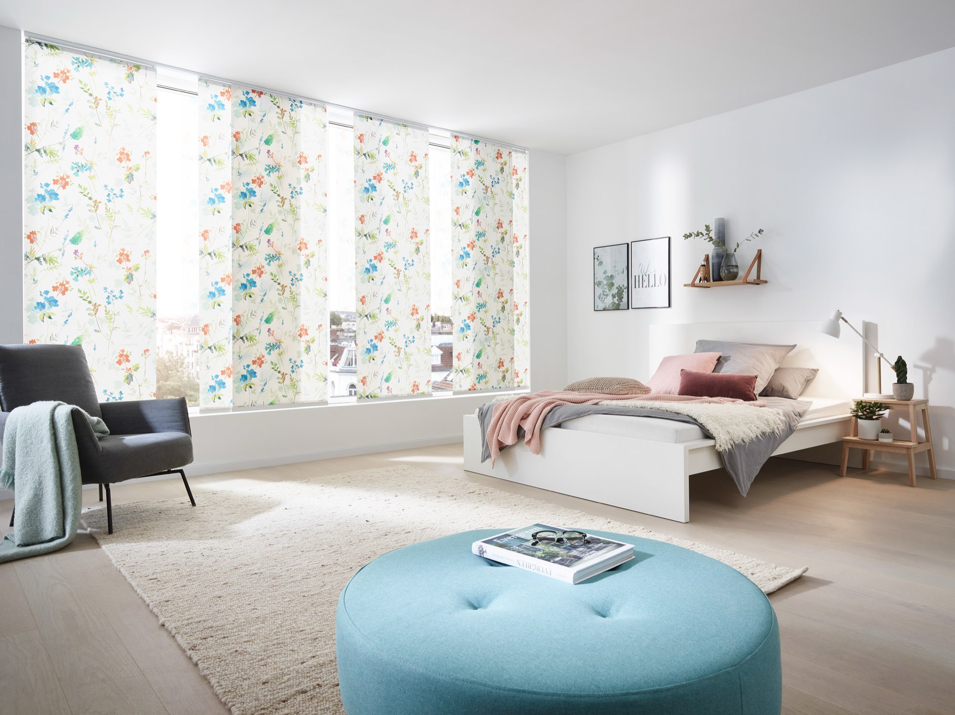 Flächenvorhang mit floralem Aquarellmuster im Schlafzimmer