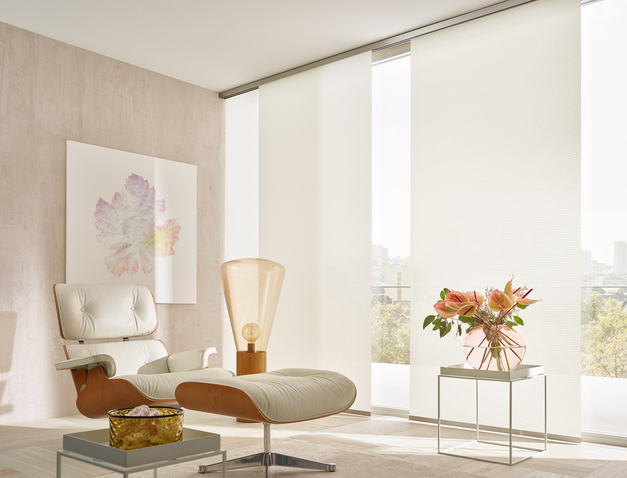 Helle Lieblingsecke mit Eames-Lounge und transparentem Flächenvorhang