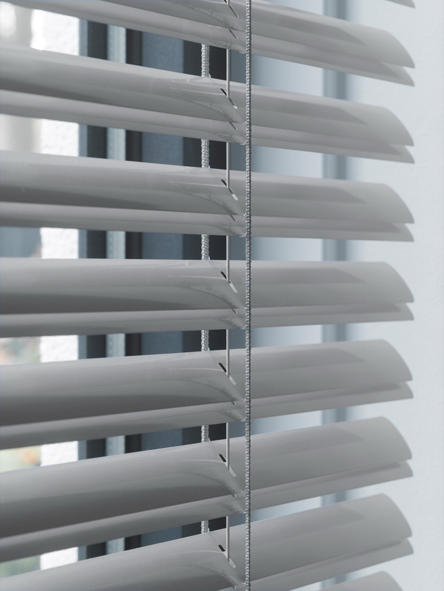 Schmale Jalousie in der Fensterlaibung im Bad