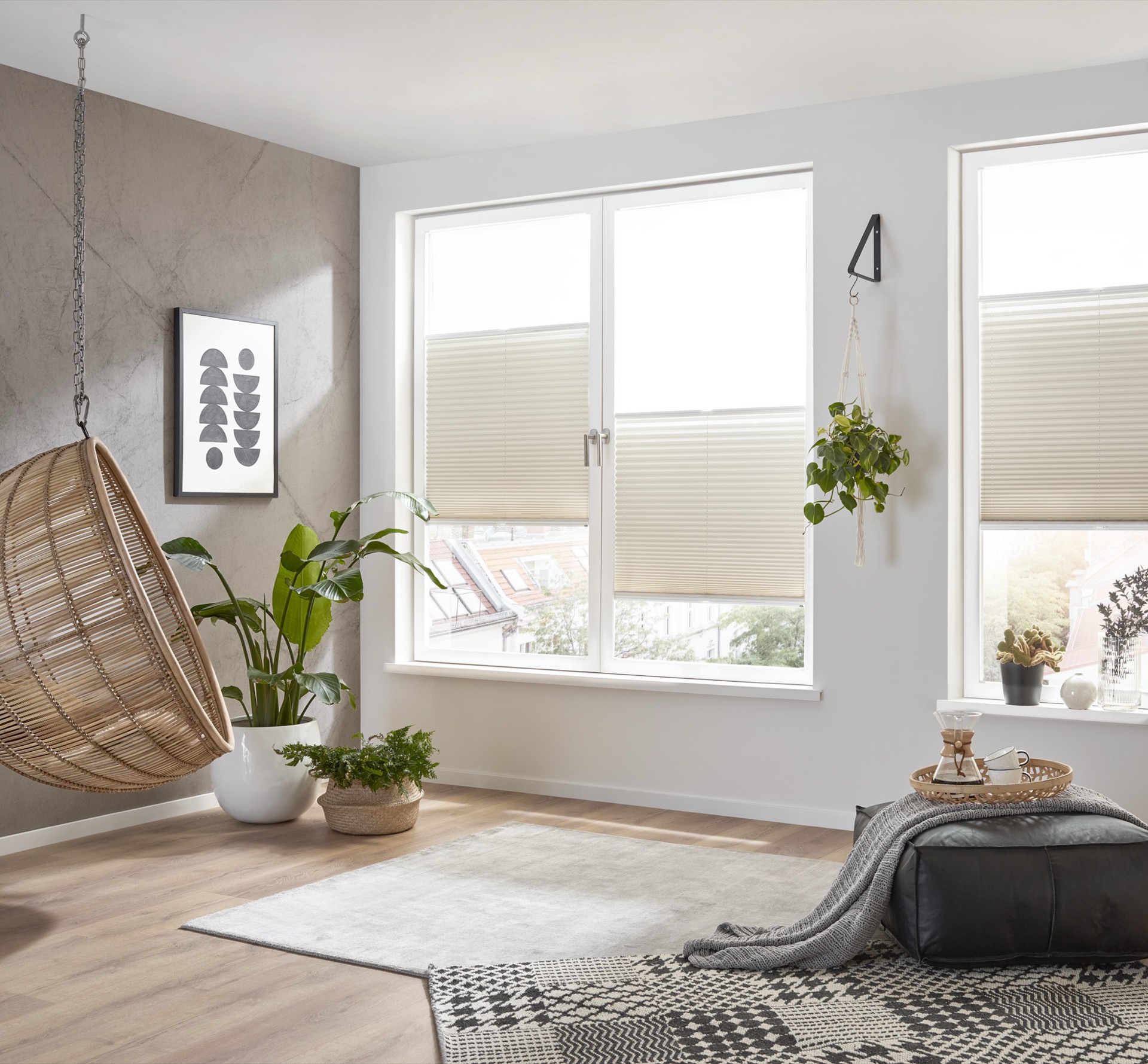Sonne fällt ungebremst durch ein grosses Fenster in den Wohnraum