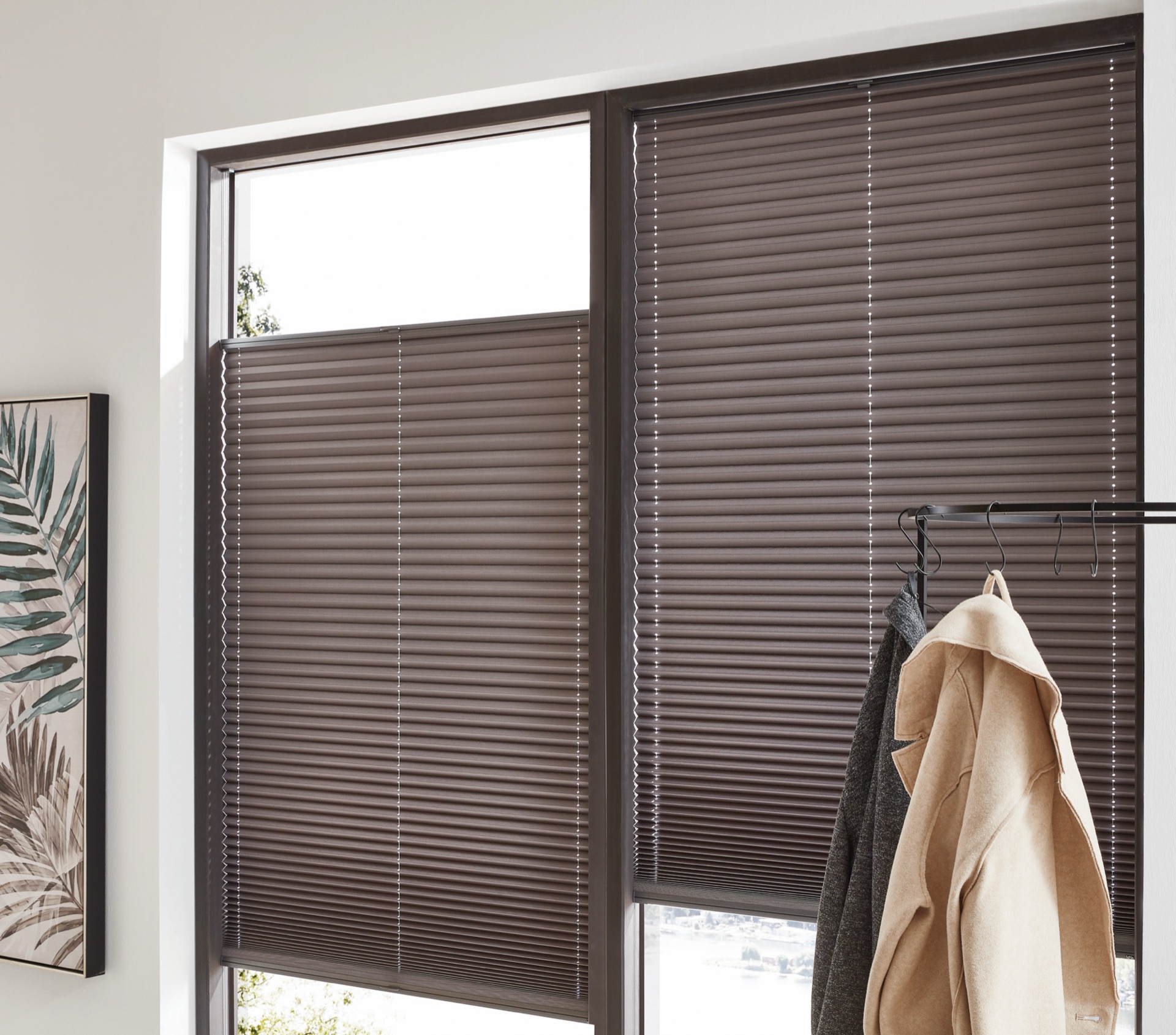 Plissee-Stoff in warmem Farbton — Detailansicht am Fenster