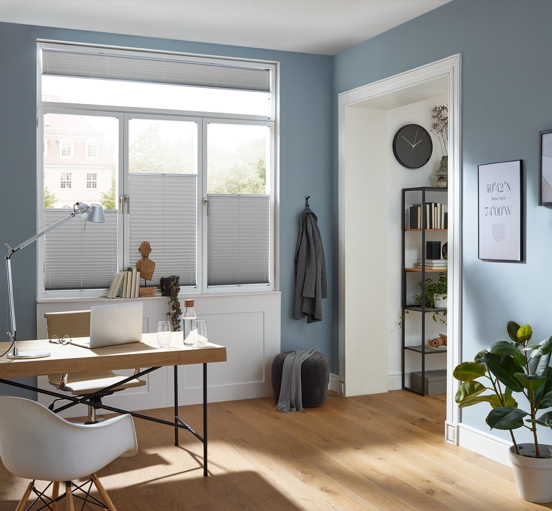 Plissee in dunklerem Dekorstoff am Wohnraumfenster