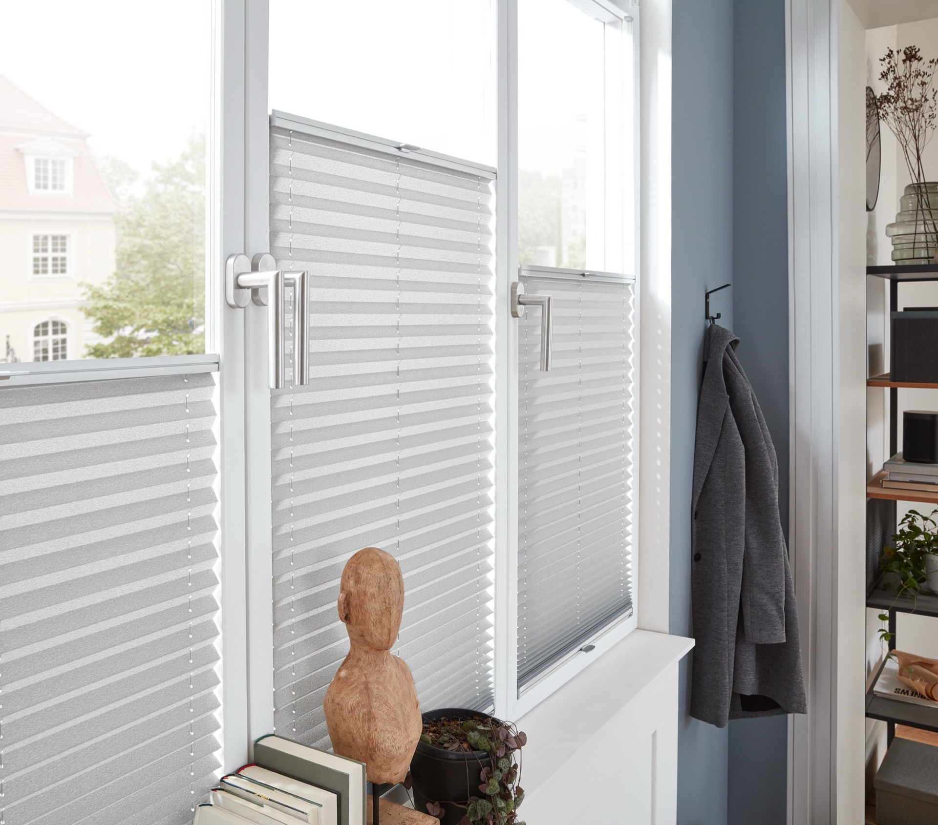 Plissee am Fensterflügel montiert — Detailansicht der Befestigung