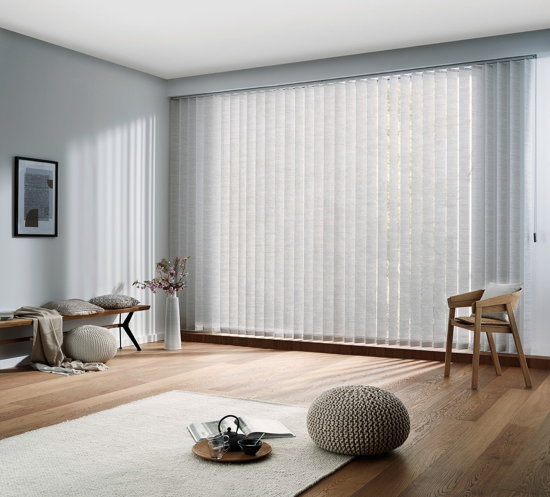 Textile Vertikaljalousie im hellen Wohnzimmer