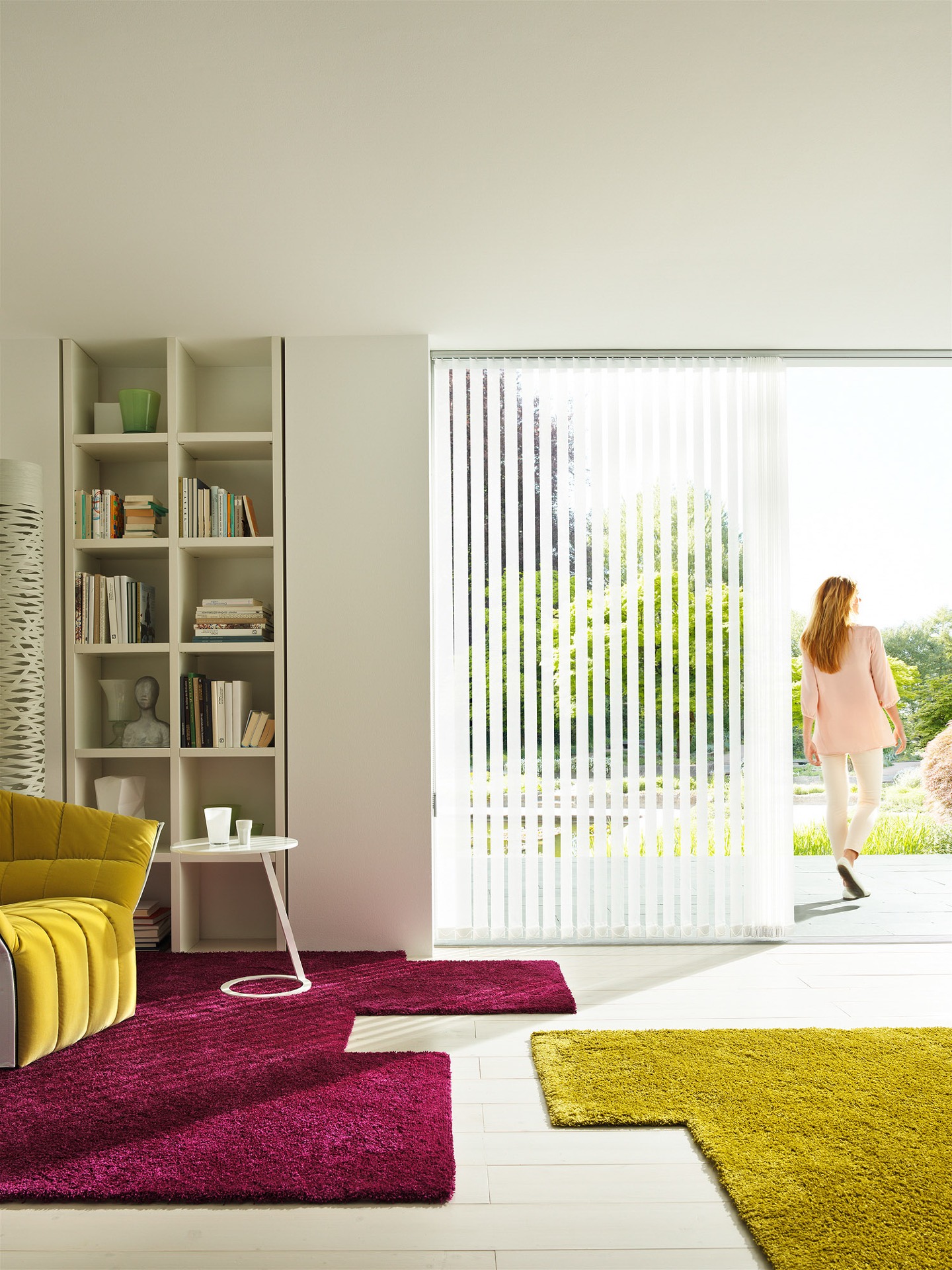 Vertikallamellen an einer Balkontür im Wohnzimmer