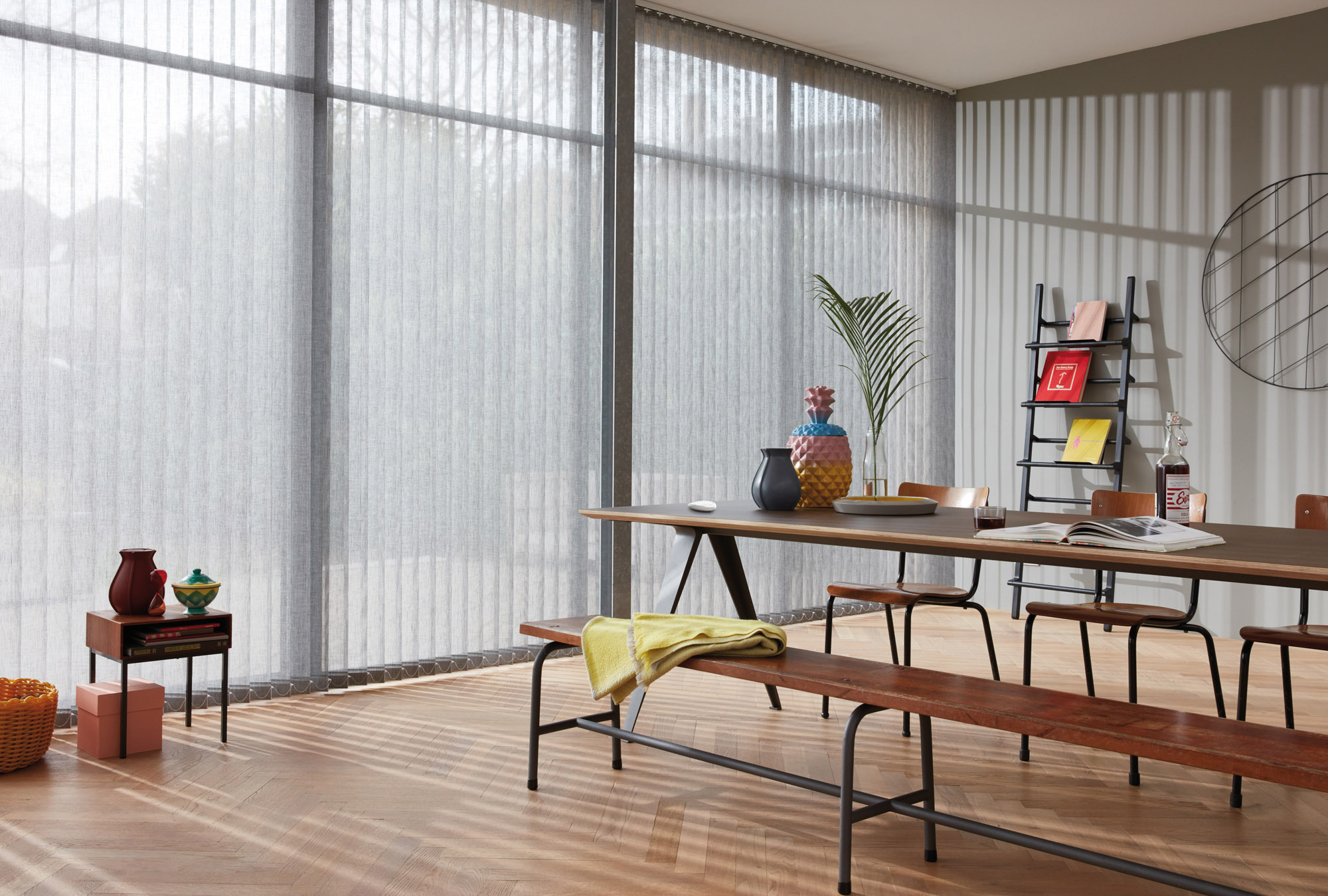 Textile Vertikaljalousie im hellen Esszimmer