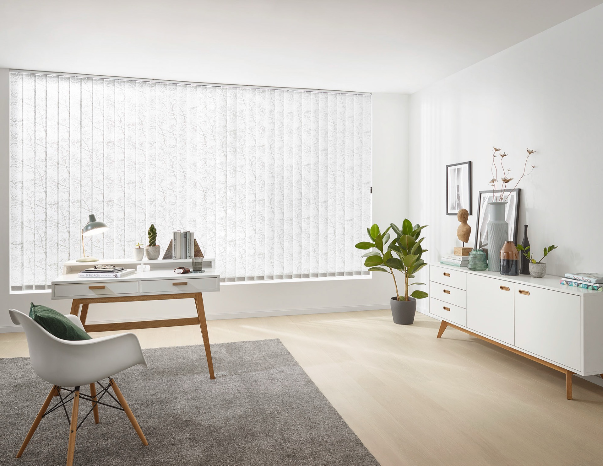Gedrehte Vertikallamellen lenken das Licht im Wohnzimmer