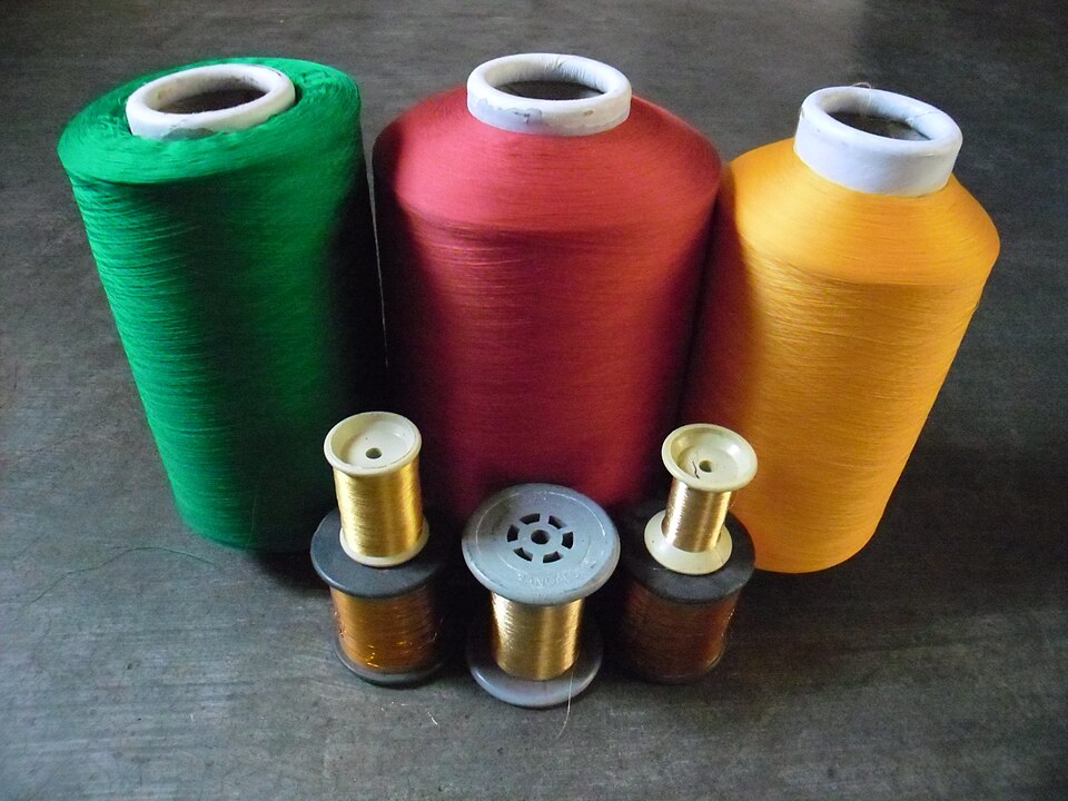 Bunte Polyester-Garnkonen vor dem Verweben