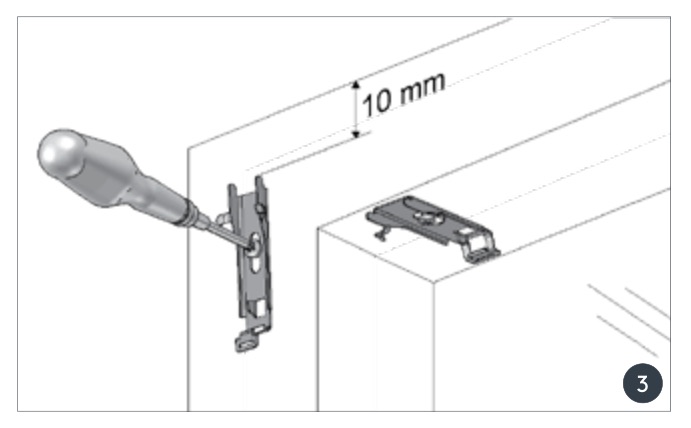 Schritt 3: Träger anschrauben — 10 mm Abstand zur Decke bei Wandmontage