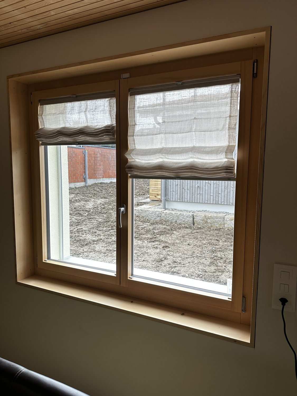Fenster mit Raffrollo von vinelly