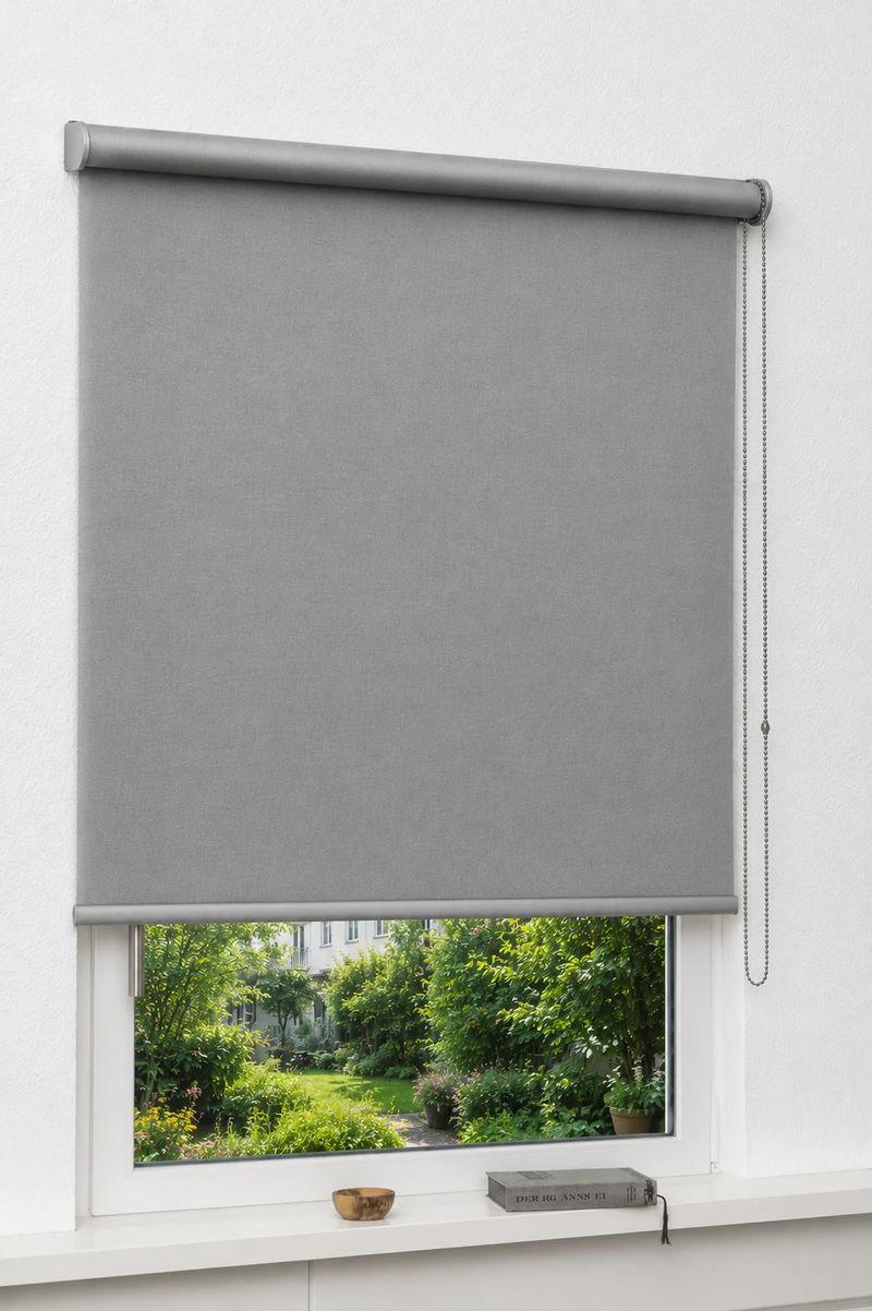 Store enrouleur halb offen: die Stoffbahn ist teilweise heruntergelassen, unten bleibt der Blick aus dem Fenster frei.