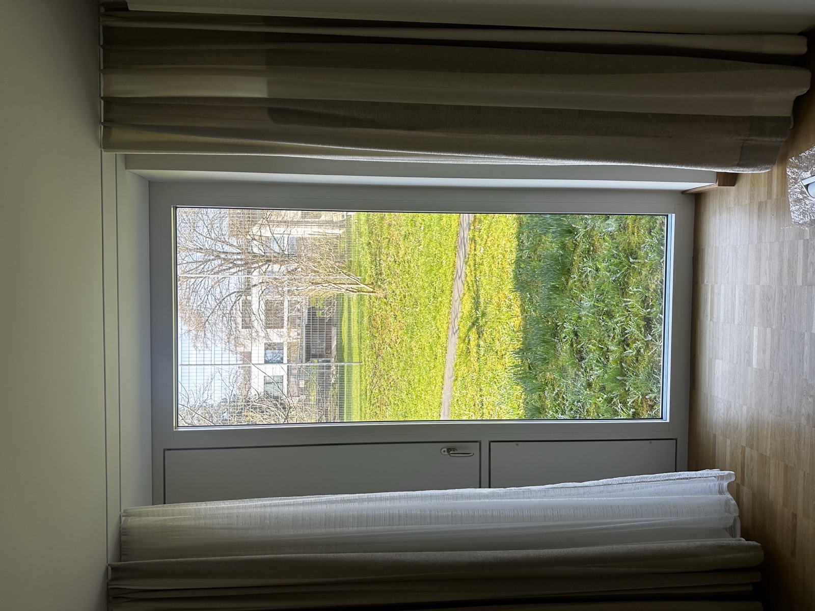 Rollo nach Mass – Kundenreferenz, Rollo geöffnet mit Gartenblick