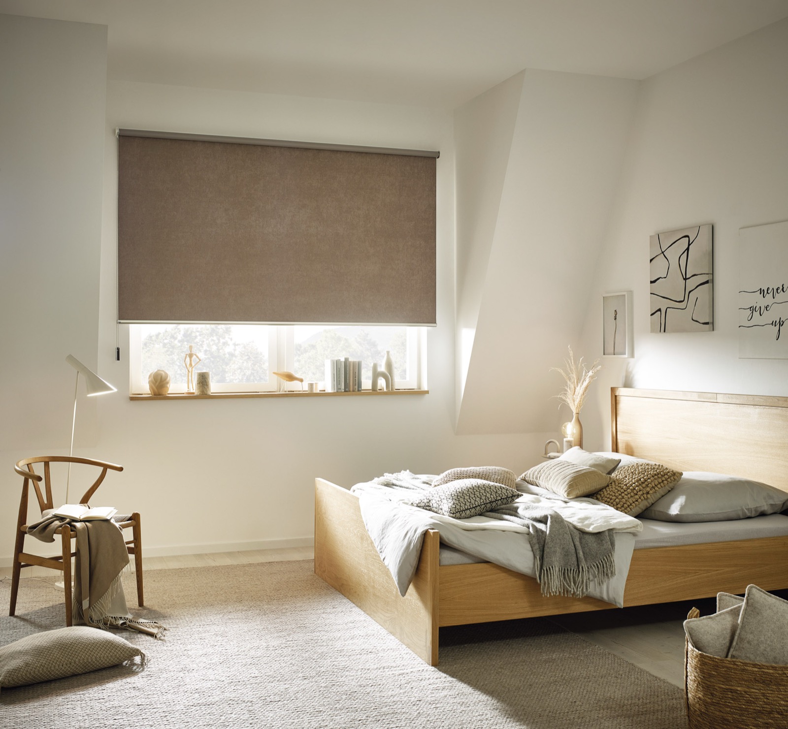 Verdunkelungsrollo im Schlafzimmer schliesst den Lichtspalt