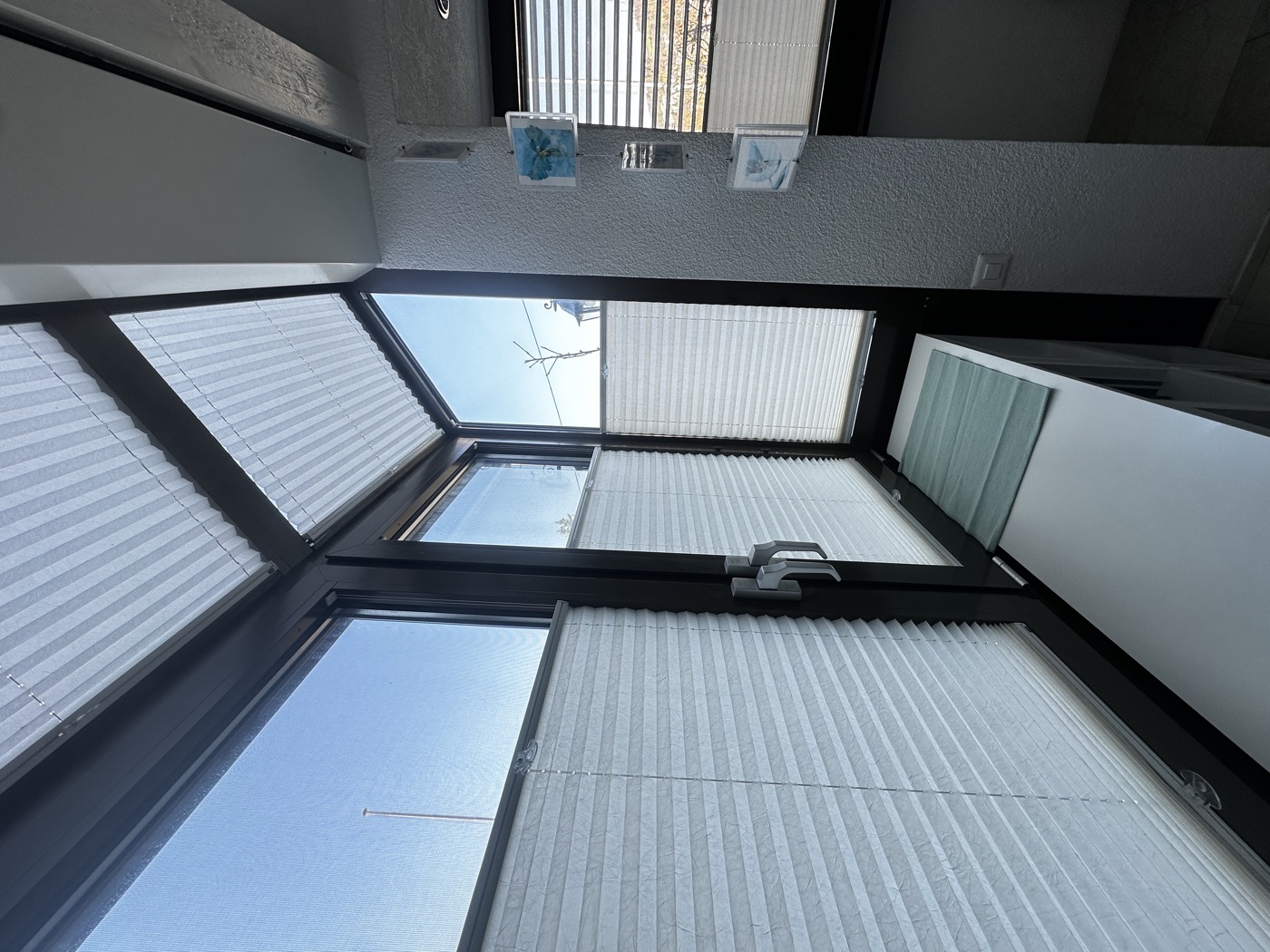 Plissee nach Mass in einem Wintergarten — Dreiecks- und Trapezfenster mit weissem Plissee, Zürich