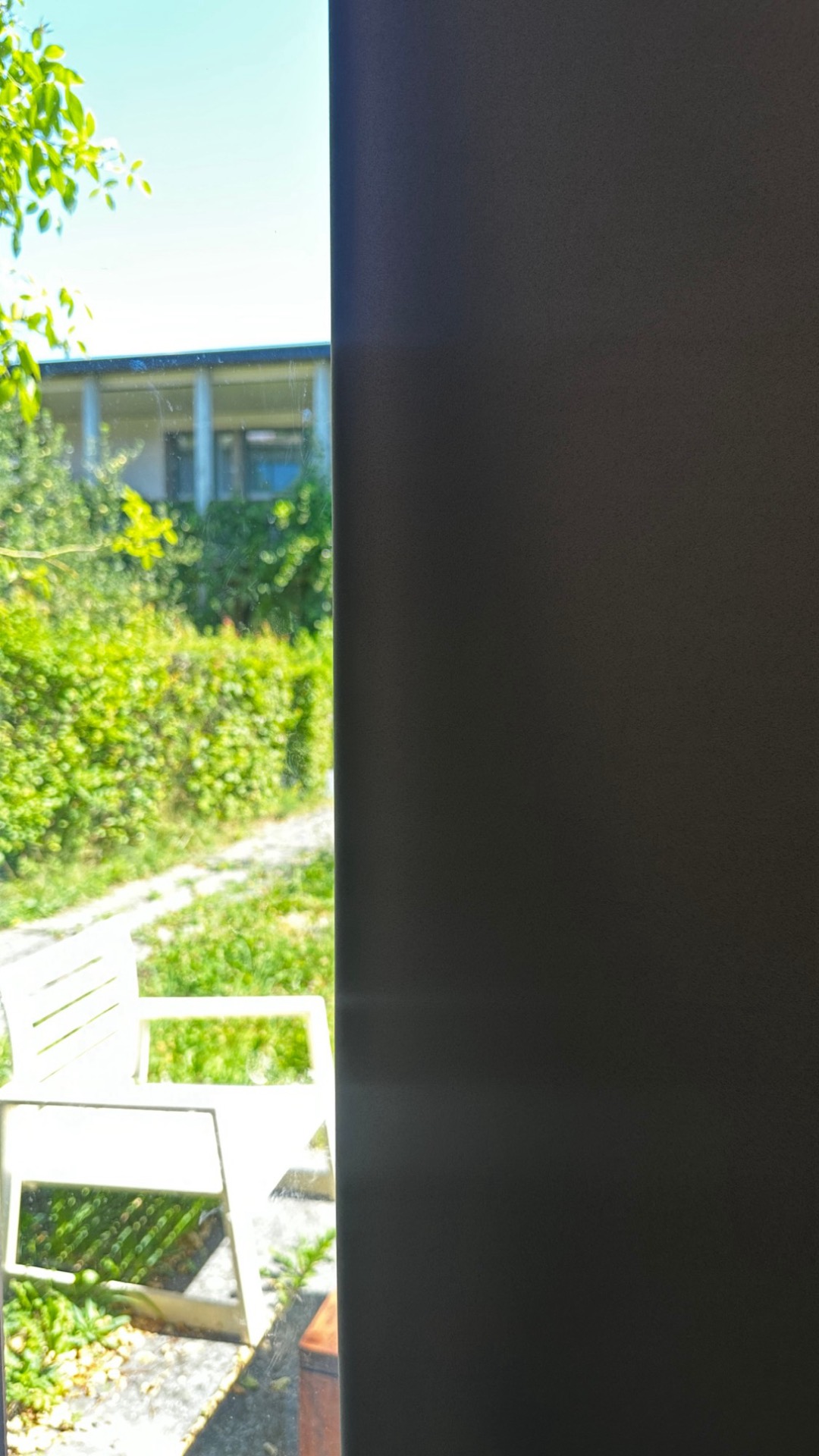 Dark Shield Grau — Am Fenster