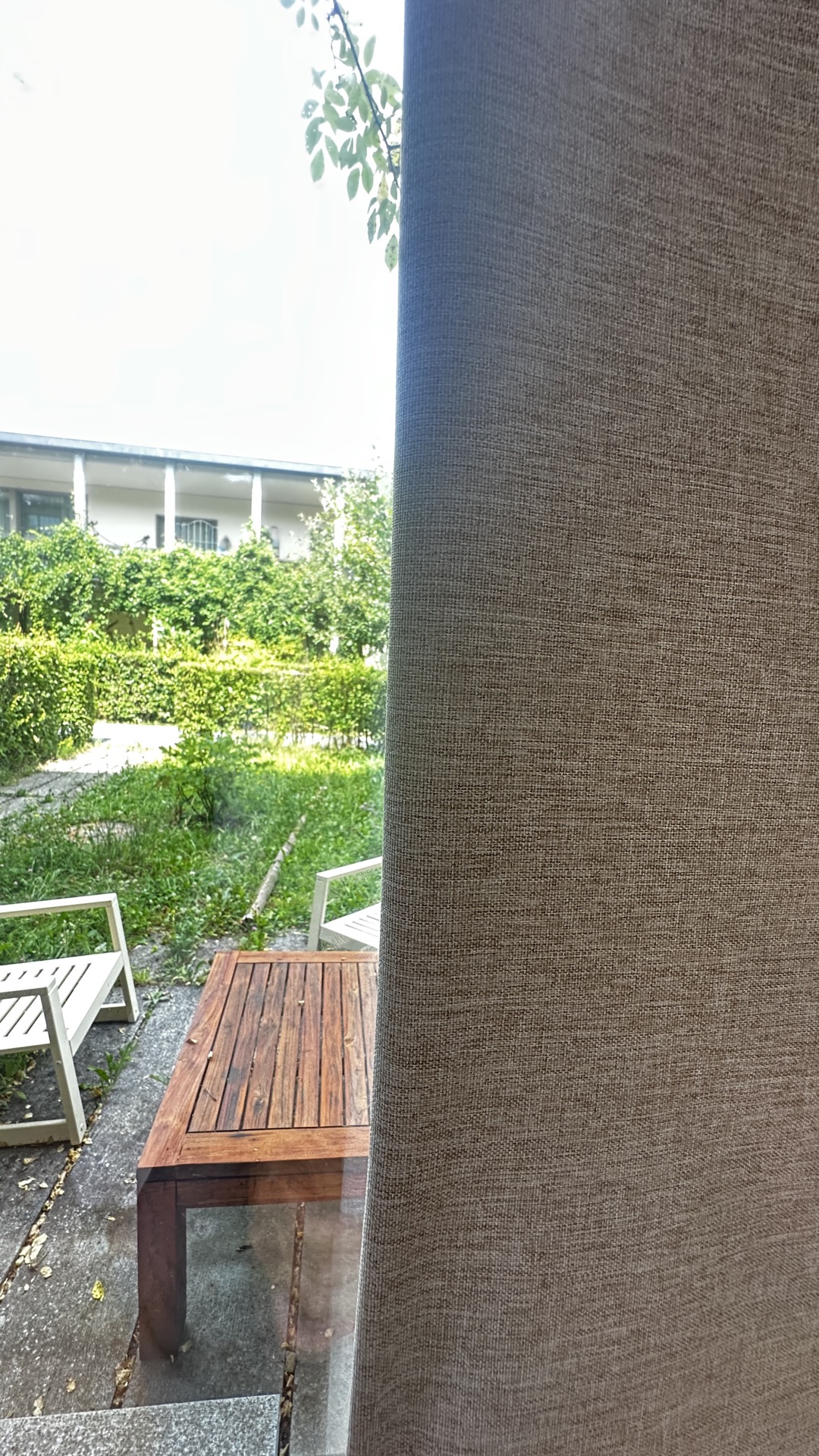 Verdunkelungsvorhang Amaya Blackout in Natur meliert — Am Fenster