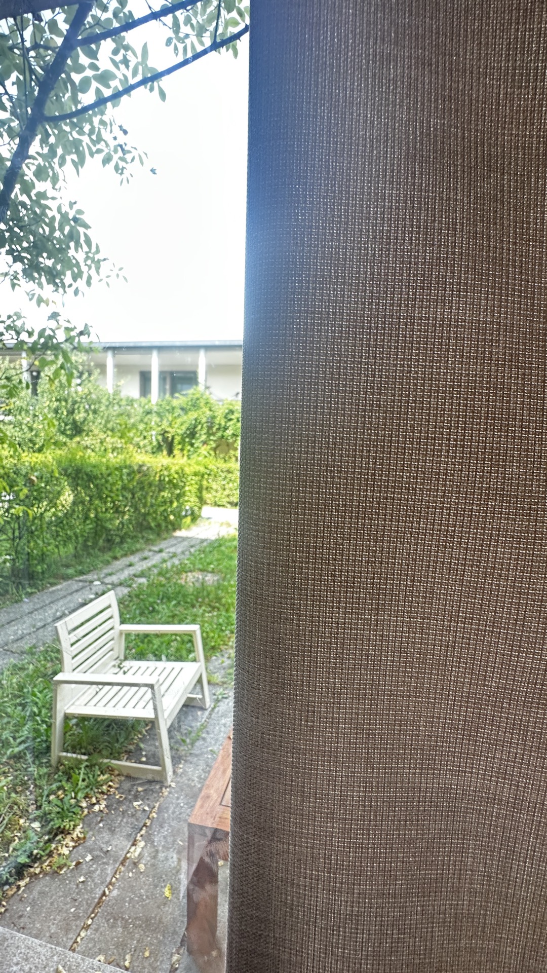 Nachtvorhang Granada in Hellbeige — Am Fenster