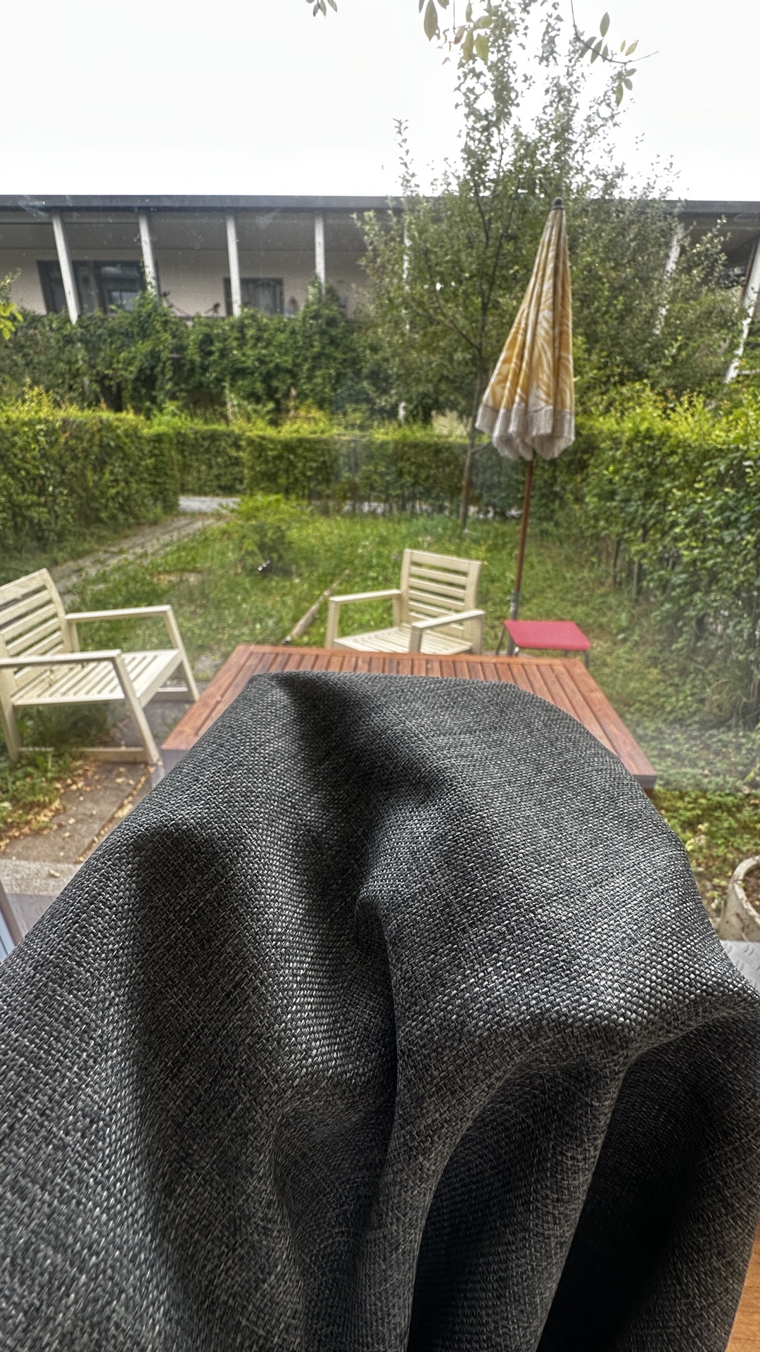 Raffrollo-Stoff Granada in Stein — Nahaufnahme