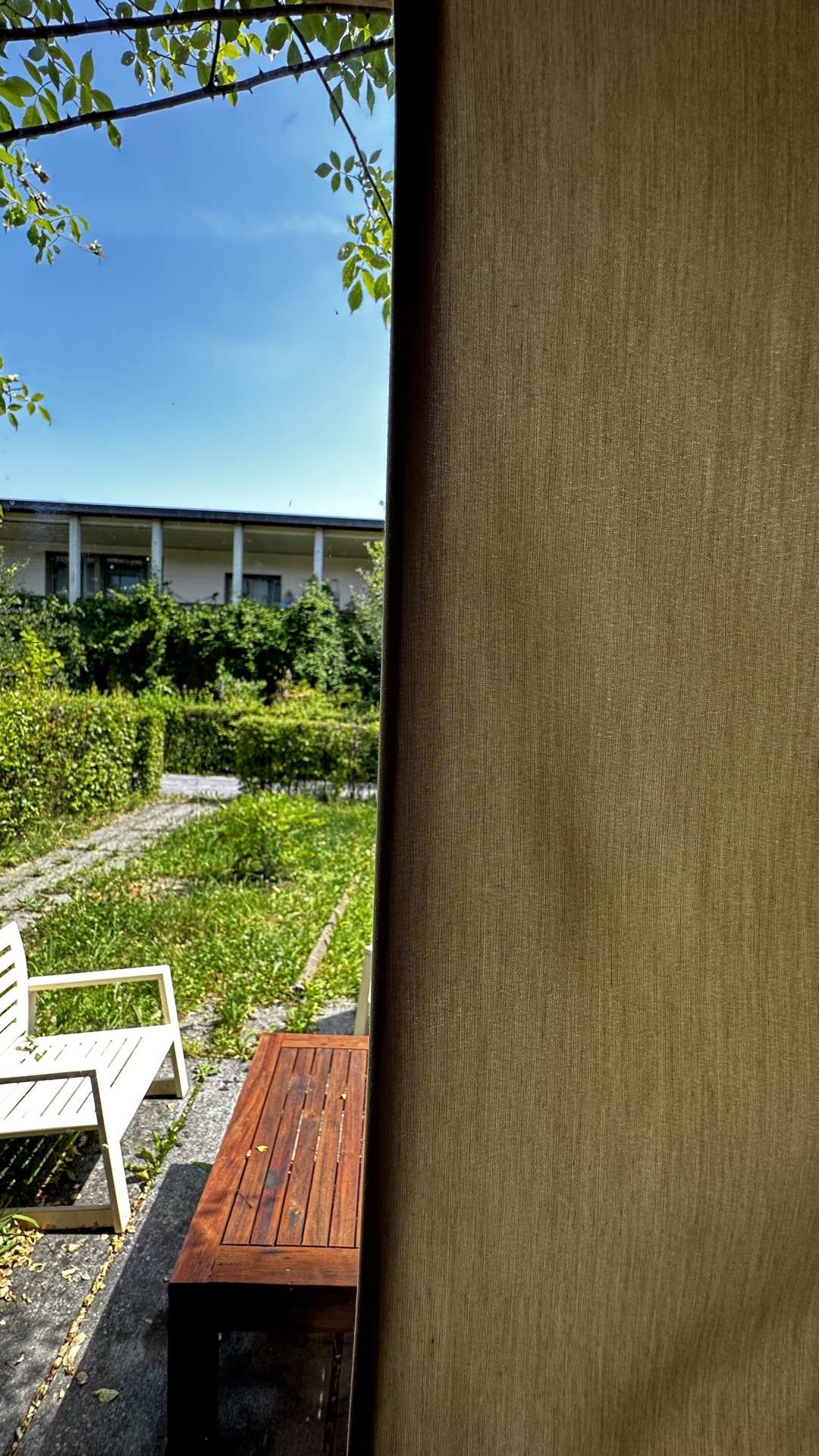Nachtvorhang Neo in Natur — Am Fenster