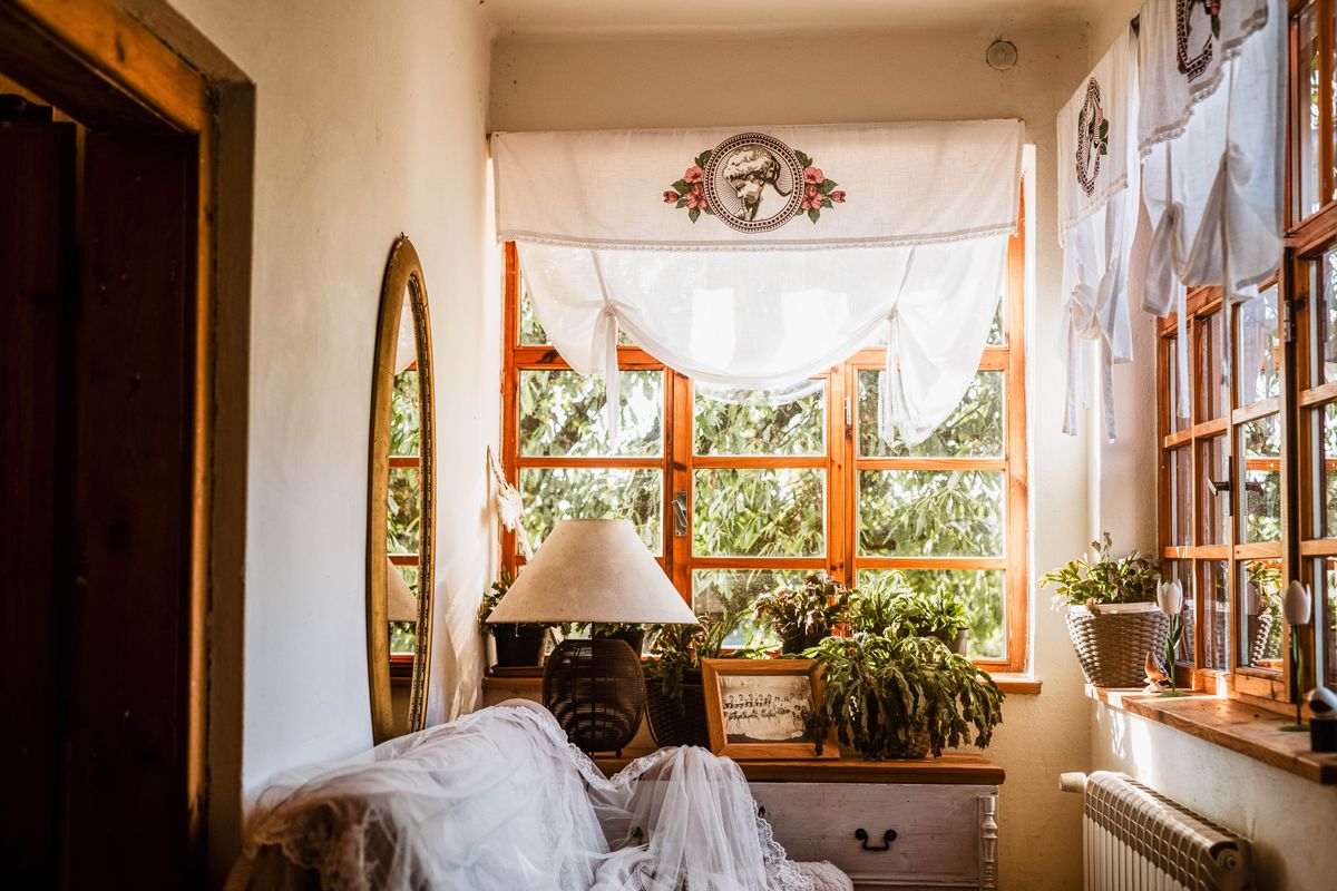 Heller Vorhang an einem sonnendurchfluteten Fenster