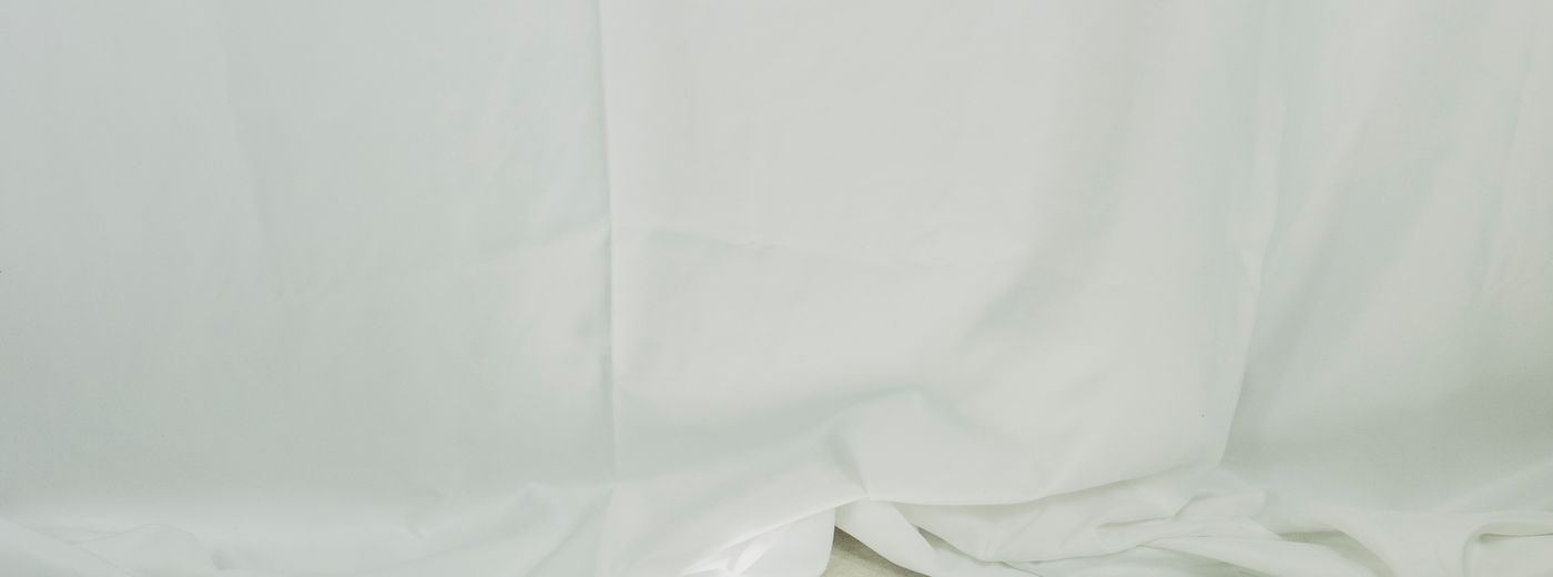 Detail: unterer Saum eines Vorhangs