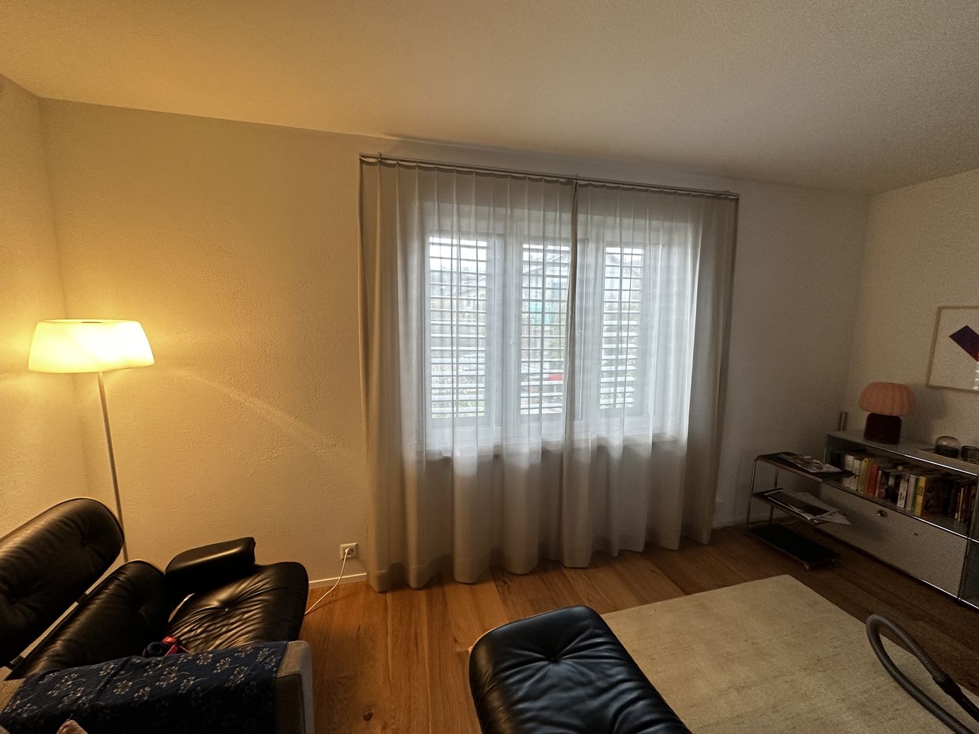Dasselbe Wohnzimmer mit massgefertigten Vorhängen an der Vorhangstange