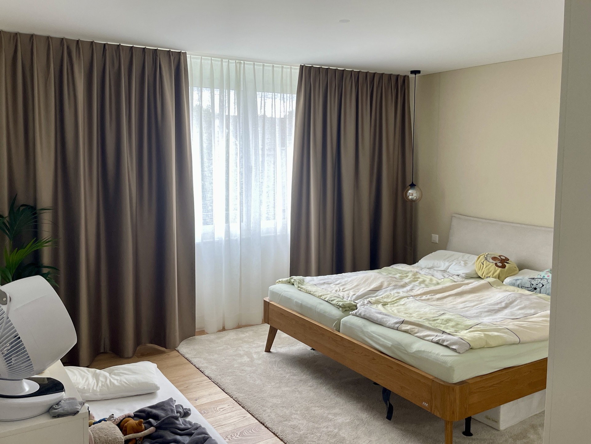 Massgefertigte Vorhänge mit Tag- und Nachtvorhang in einem Zürcher Schlafzimmer