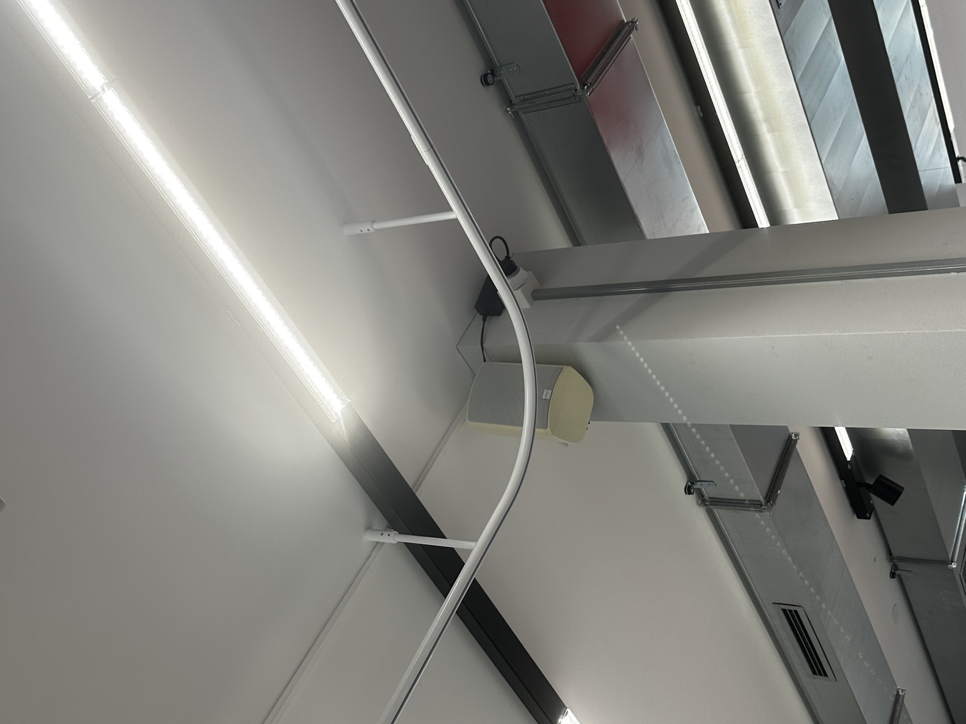 Aluminium-Vorhangschiene frei über Eck gebogen und an Deckenträgern aufgehängt