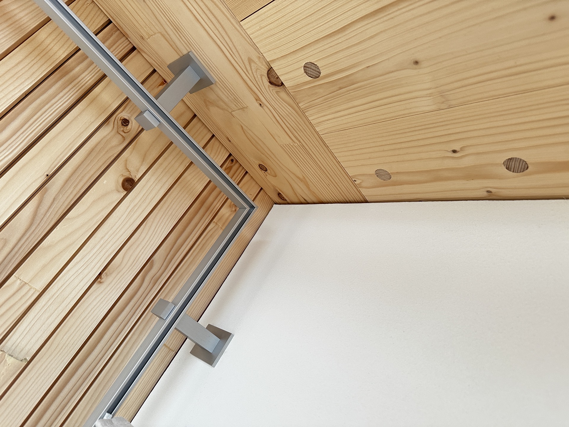 Saubere Eckverbindung der Vorhangschiene von unten mit zwei Deckenträgern