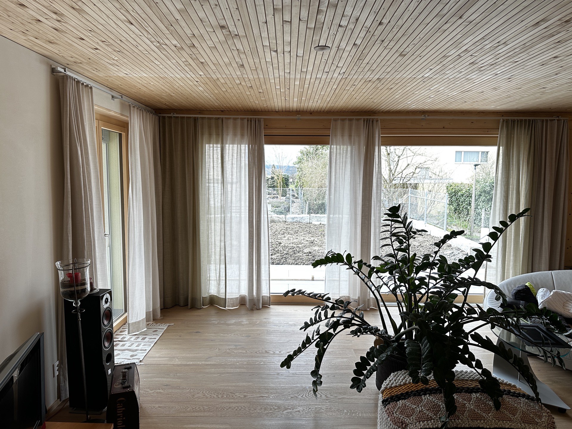 Fertiges Projekt im Holzchalet — Tages- und Dekovorhang im Wohnraum, Gesamtansicht