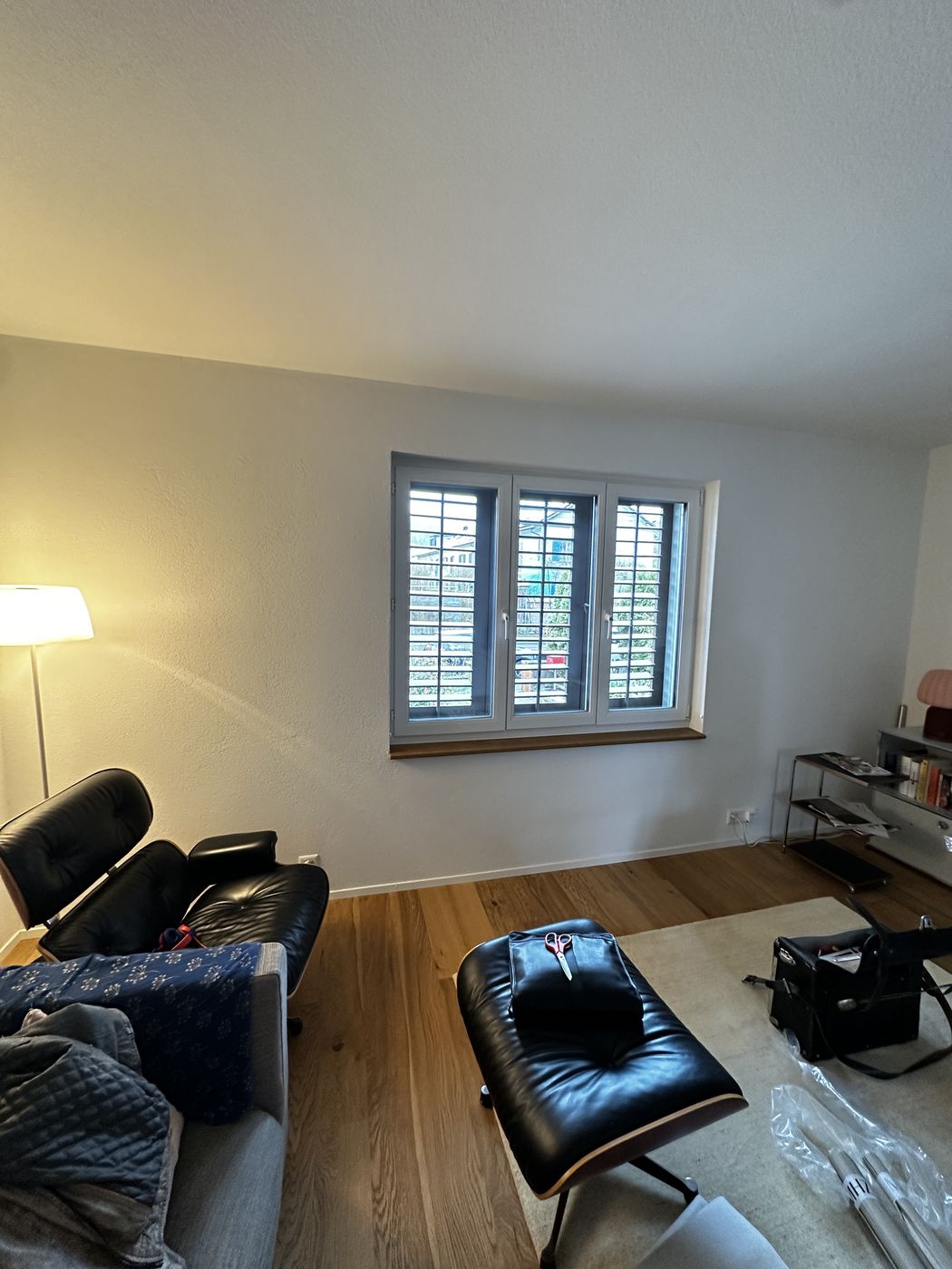 Wohnzimmer mit kahlem Fenster ohne Vorhänge