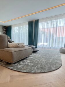 Vorhang und Plissee im Vergleich – textile Fensterlösungen